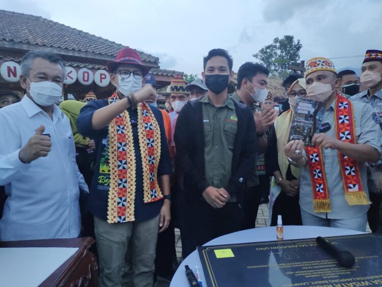 Sandiaga Uno : Bawa Pulang Buku Saku Dari Sekjend GenPI Lampung