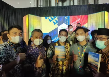 GenPI Lampung Hadiahkan Buku Saku Penggerak Ekonomi Wisata Ke Menparekraf Sandiaga Uno