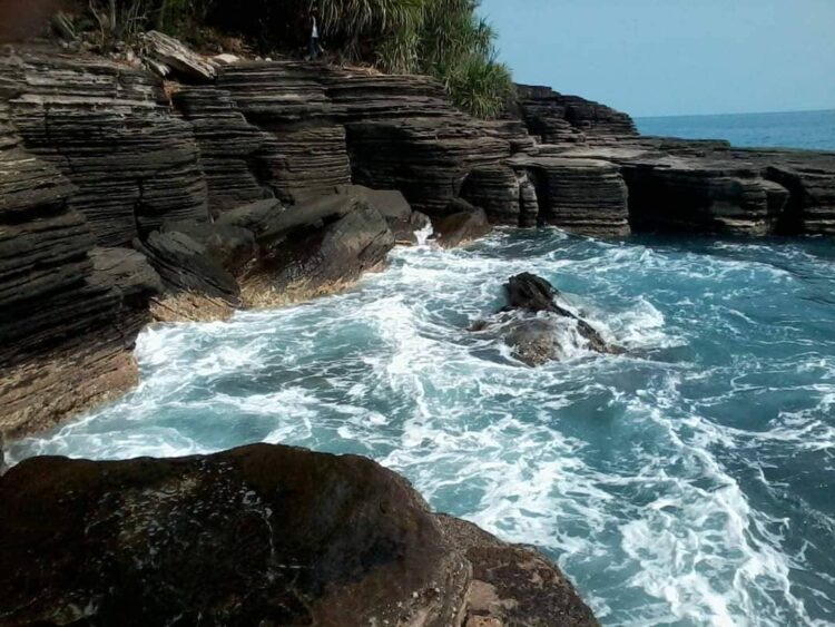 Menikmati Pesona Wisata Pantai Batu Lapis Yang Unik, Kalianda Lampung Selatan