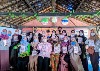 Lesty Putri Utami Mengapresiasi Buku Titik Awal WES Sekolah Perempuan Payungi
