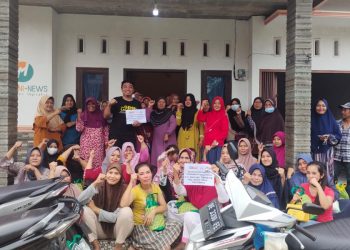 Alfamart, GenPI Lampung dan Payungi Bagi-Bagi Sembako ke Warga