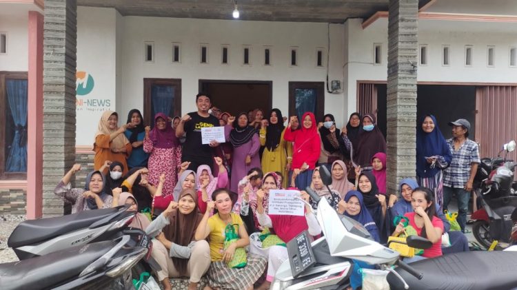 Alfamart, GenPI Lampung dan Payungi Bagi-Bagi Sembako ke Warga