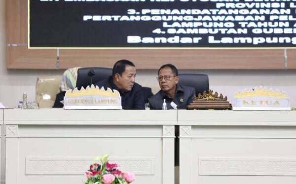 Paripurna : Gubernur Arinal dan Ketua DPRD Lampung Menandatangani Raperda Pertanggungjawaban APBD 2022