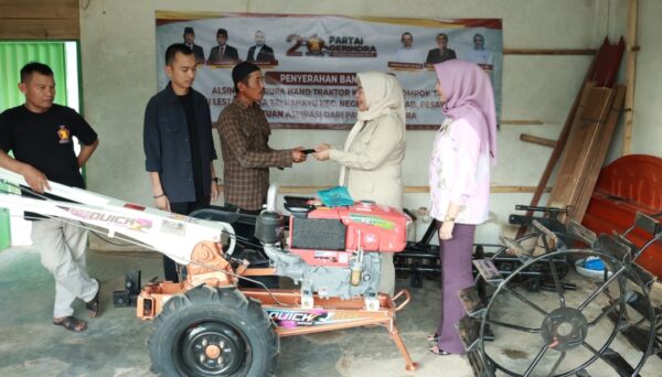 Wakil Ketua 1 DPRD Lampung Elly Wahyuni Serahkan Bantuan Alsintan Kepada Gapoktan Pesawaran