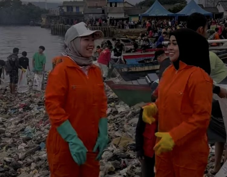 Anggota DPRD Lampung, Lesty Putri Utami hingga influencer ikut bersihkan sampah di Sukaraja